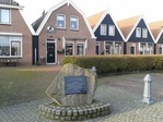 Het monument op de plek waar de school stond.
<br/>
Aukje van de Meulen, 2017